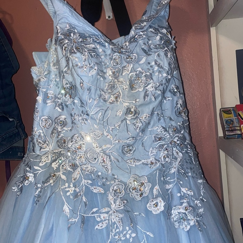 Hello! I’m selling a quinceañera dress and its ramo!💐